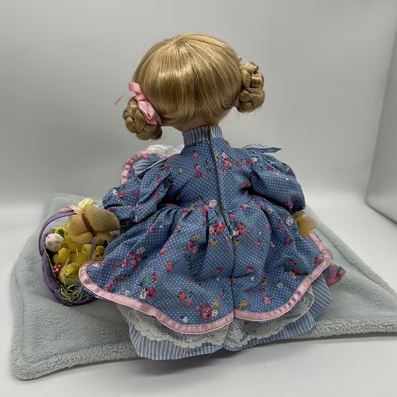 Vintage Porcelain Sitting Blue-eyed Doll on Pillow w/Basket of Chicks 10” High - Picture 6 of 10